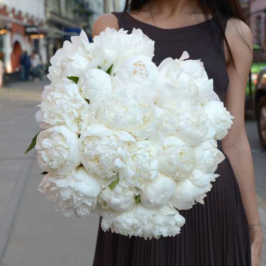 Букет из 21 пионов "Madame Claude Tain"