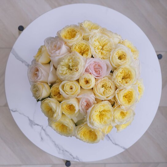 Кремовый микс из садовых роз в вазе Фото 2