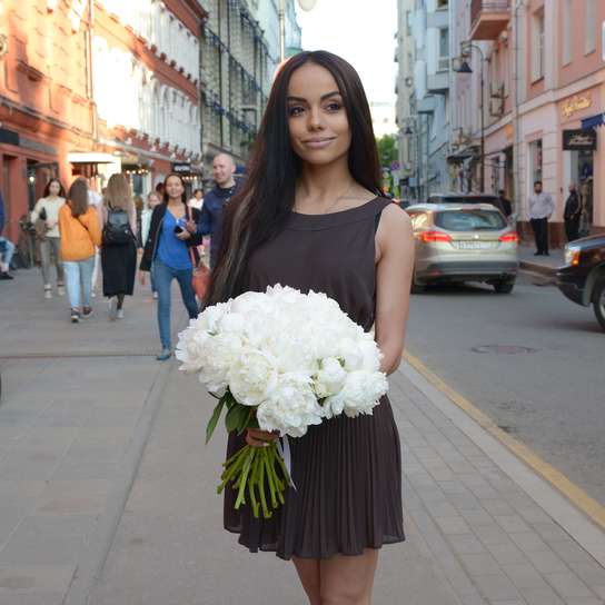 Букет из 21 пионов "Madame Claude Tain"