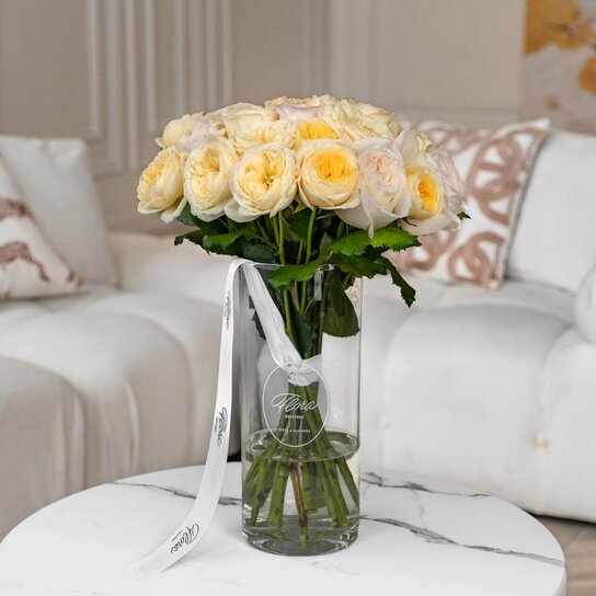 Кремовый микс из садовых роз в вазе