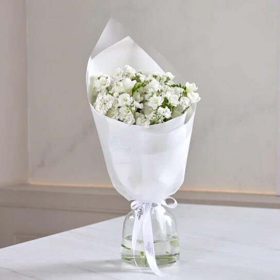 Букет из ароматной маттиолы и фрезии без вазы