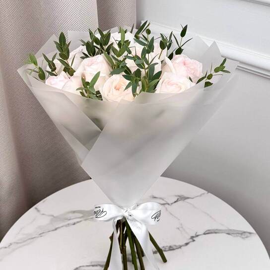Букет из 9 пионовидных роз White O'Hara с эвкалиптом