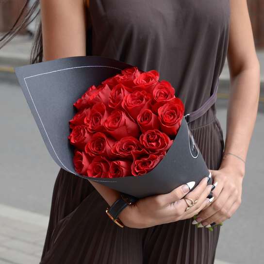 Букет из 21 розы "Red Kenya" BLVCK