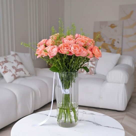 Букет из 13 кустовых роз Juliet в вазе Фото 2