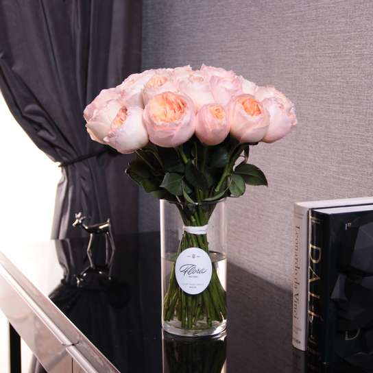 Букет из 25 роз "Austin Juliet" в вазе