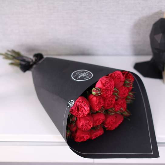 Букет из 15 роз "Red Piano" BLVCK