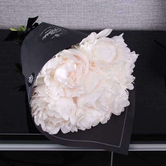 Букет из 7 пионов "Madame Claude Tain" BLVCK