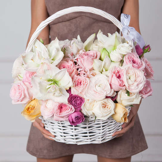 Корзина с селекционными садовыми розами №1