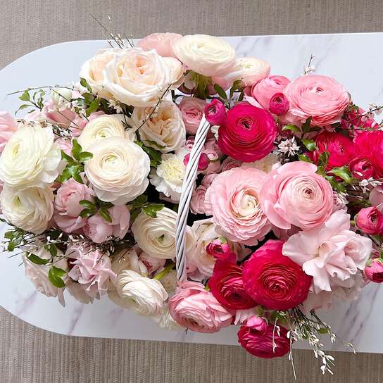 Корзина с малиновыми ранункулюсами №3