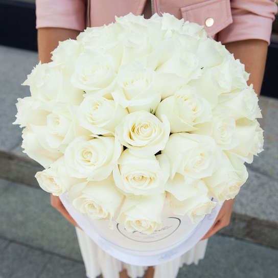 Шляпная коробка Grand с белыми розами  WHITE