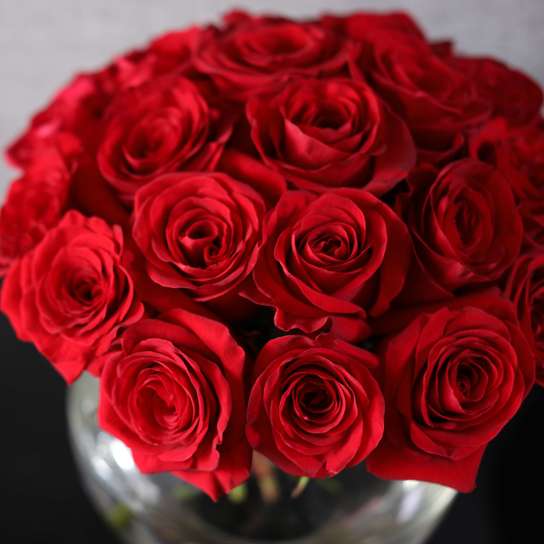 Букет из 25 роз "Freedom" в вазе сфера