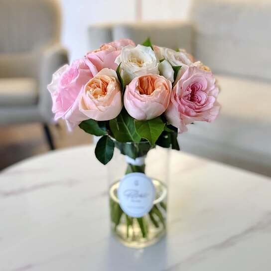 Микс садовых роз O'Hara и Austin Juliet в вазе