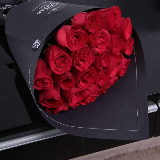 Букет из 35 роз "Red Kenya" BLVCK