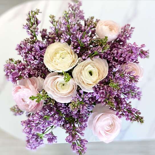 Букет из сирени и ранункулюсов
