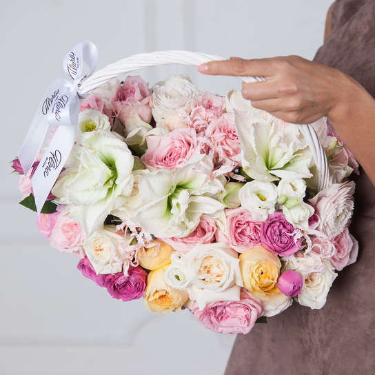 Корзина с селекционными садовыми розами №1