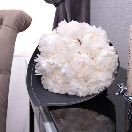 Букет из 11 пионов "Madame Claude Tain" BLVCK