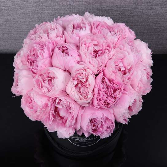 Шляпная коробка Grand "Пионы Sarah Bernhardt" BLVCK