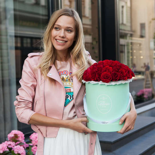 Шляпная коробка Grand с красными розами  GREEN