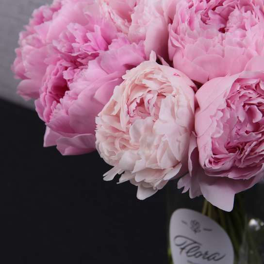 Букет из 19 пионов "Sarah Bernhardt" в вазе