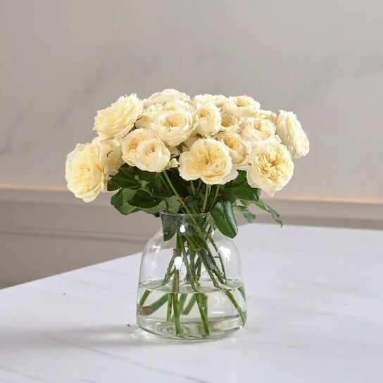 Букет из 11 кустовых роз "Royal Park" в вазе