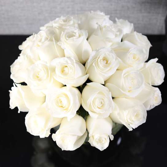 Букет из 25 роз "Proud" в вазе сфера