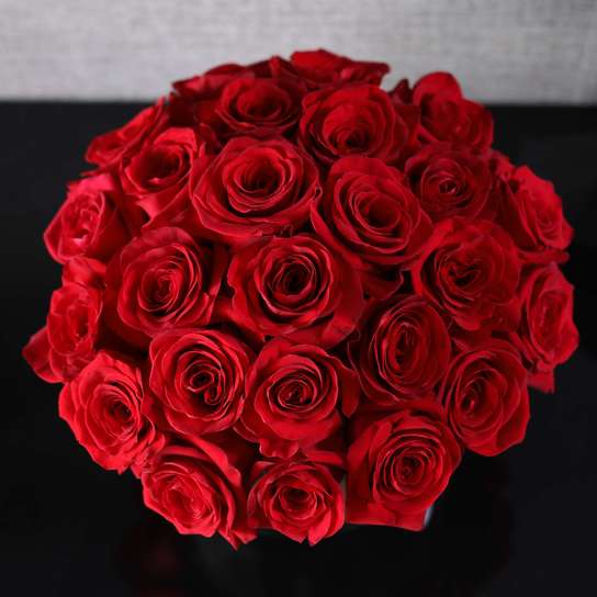 Букет из 25 роз "Freedom" в вазе сфера