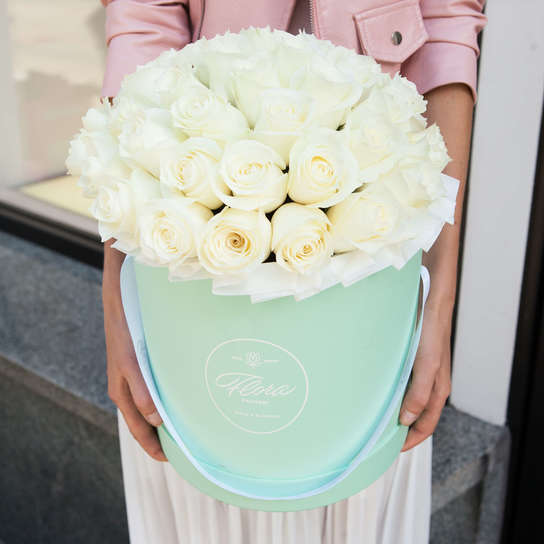 Шляпная коробка Grand с белыми розами GREEN