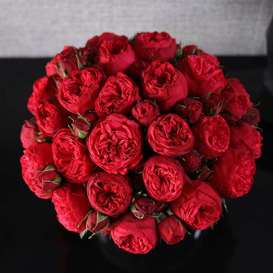 Букет из 25 роз"Red Piano" в вазе сфера