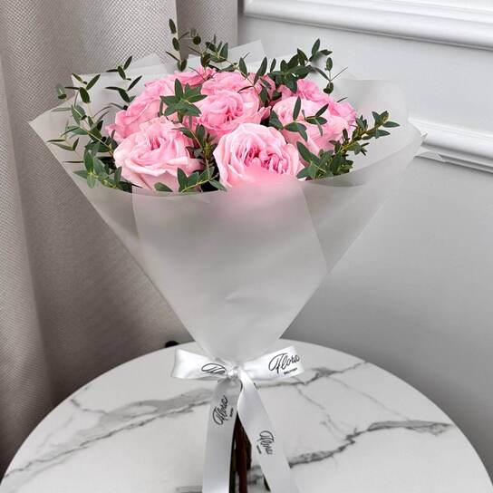 Букет из 9 розовых роз Pink O'Hara с эвкалиптом