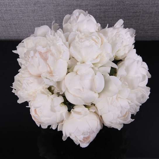 Букет из 11 пионов "Madame Claude Tain" в вазе